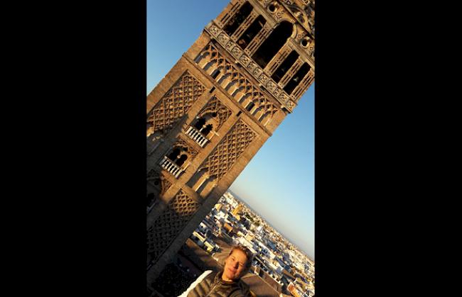 Annemieke Bumann-Hoogendam vor der Giralda, das ehemalige Minarett der Hauptmoschee von Sevilla