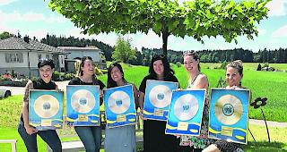 Gold. Deborah Seiler (ganz links) und &laquo;H&auml;rz&raquo; haben einen erfolgreichen Start hingelegt. 