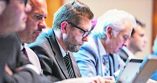 &Uuml;ber 50 Fonds. CVPO-Grossrat Guido Walker (Mitte) zeigte sich erstaunt &uuml;ber die hohe Anzahl von Spezialfonds und warnte vor neuen Begehrlichkeiten. 