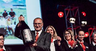 Mitarbeitende verabschieden ihren langj&auml;hrigen Bankleiter Stephan Schnyder (Bildmitte).