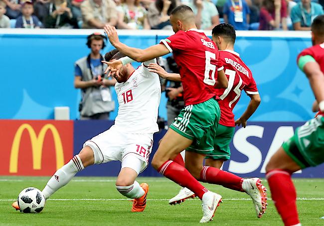 Der Iran siegte nach einem Eigentor von Aziz Bouhaddouz in der fünften Minuten der Nachspielzeit gegen Marokko 1:0.