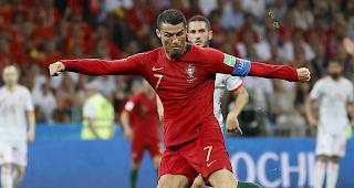 Dreifacher Torsch&uuml;tze gegen Spanien: Portugals Cristiano Ronaldo. 