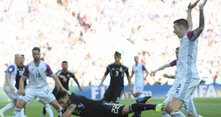 Islands H&ouml;henflug hielt im ersten WM-Spiel der Verbandsgeschichte an. Die Nordl&auml;nder trotzten dem zweifachen Weltmeister Argentinien ein 1:1 ab.