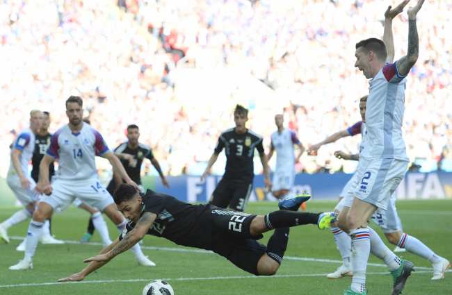 Islands Höhenflug hielt im ersten WM-Spiel der Verbandsgeschichte an. Die Nordländer trotzten dem zweifachen Weltmeister Argentinien ein 1:1 ab.