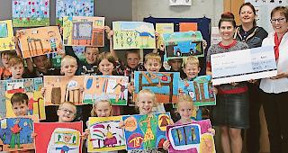 Kreativ. Schule Grengiols mit Lehrerin Tamara Zeiter, Schuldirektorin Marie-Louise Kluser und Claudia Zenz&uuml;nen, &shy;Leitung Privatkunden Raiffeisenbank Aletsch-Goms (von links). Foto zvg