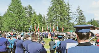 Beeindruckend. Gesamtspiel, Fahnenmeer und viele Zuschauer.