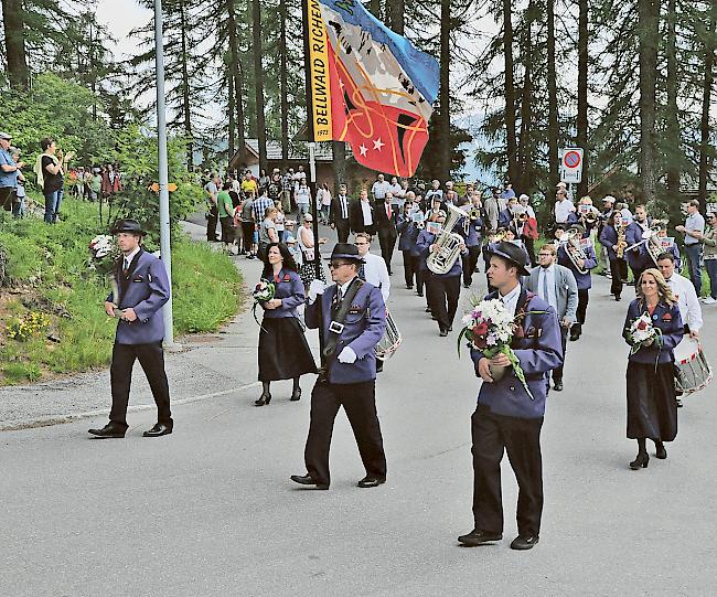 Gastgeber. Die Musikgesellschaft Bellwald beim Einmarsch empfing die Gommer und Östlich Rarner Musikgesellschaften bereits zum siebten Mal. Fotos WB