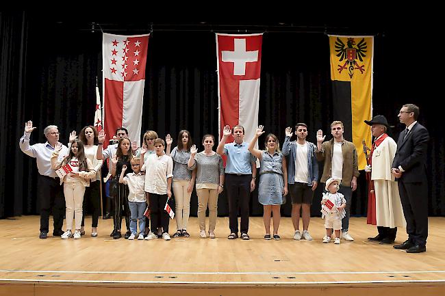 Eidesleistungszeremonie am Montag in der Simplonhalle in Brig: für die neuen Walliser Bürgerinnen und Bürger das Ziel eines langen Weges.