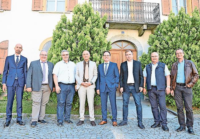 Vereinbarung unterzeichnet. Von links: Notar Fernando Willisch, der Vorstand der Lonza Arena AG, Elmar Furrer, Jörg Solèr, Präsident Daniel Bellwald, Stefan Gehrig und Sébastien Pico, Niklaus Furger, Gemeindepräsident Visp, und Gemeindeschreiber Thomas Anthamatten.Foto Wb
