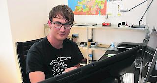 Gabriel Giger bei der Arbeit an seinem neusten Cartoon.