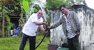 Vinzenz Pfammatter (links) mit einem seiner lokalen Projektleiter.