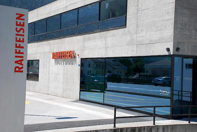 Bargeldlos. Die Raiffeisenbank in Gampel (Bild) geht als Pilotversuch neue Wege. Sie wird die erste bargeldlose Bank 
im Oberwallis. Die Angestellten sollen so mehr Zeit erhalten für die Beratung.