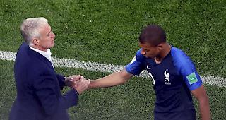Nationaltrainer Didier Deschamps und Torsch&uuml;ptze Kevin Mbapp&eacute;.