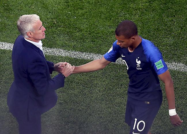 Nationaltrainer Didier Deschamps und Torschüptze Kevin Mbappé.