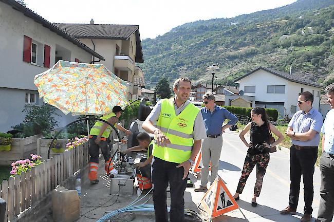 High-Tech. Spezialisten der EVWR AG beim «Einblasen» der Glasfaserkabel in Baltschieder.