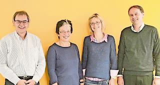 Unterst&uuml;tzend. Team Krebsliga Wallis in Brig: Dr. med. Reinhard Zenh&auml;usern, Pr&auml;sident; Andrea Salzmann-Karlen,  Pflegefachfrau; Caroline Kreuzer-Pfammatter, Sozialarbeiterin; Franck Moos, Direktor.Foto zvg