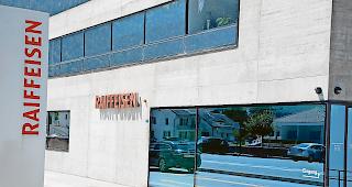 Bargeldlos. Die Raiffeisenbank in Gampel (Bild) geht als Pilotversuch neue Wege. Sie wird die erste bargeldlose Bank  im Oberwallis. Die Angestellten sollen so mehr Zeit erhalten f&uuml;r die Beratung.Foto wb