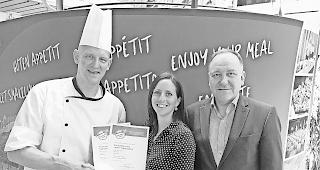 Label &uuml;berreicht. Von links: Reto Spillmann (K&uuml;chenchef), &shy;Nicole Tschiemer-Fryand (&laquo;Fourchette Verte&raquo;) und Pierre &shy;Lehmann (Direktor).Foto ZVG