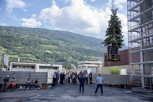 Abschluss der Rohbauarbeiten für die Gebäude der Hochschule für Ingenieurwissenschaften der HES-SO Valais-Wallis.