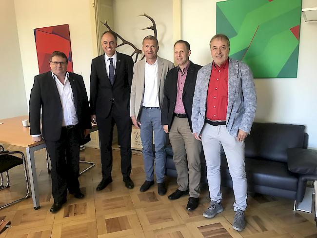 Einigung erzielt. Von links: Jean-Philippe Lonfat, Chef der Dienststelle für Unterrichtswesen, Staatsrat Christophe Darbellay, Gerhard Kiechler, Gemeindepräsident Goms, Christian Imsand, Gemeindepräsident Obergoms und Marcel Blumenthal, stellvertretender Dienstchef der Dienststelle für Unterrichtswesen.