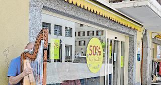 Noch immer Ausverkauf. Seit Dezember hat sich im Ladenlokal auf dem Sebastiansplatz nichts getan. Draussen sorgt der Harfenspieler mit seiner Musik f&uuml;r harmonischere Kl&auml;nge.