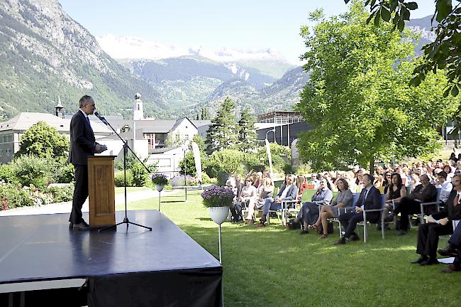 Ansprache. Staatsrat Christophe Darbellay sprach zu den Diplomierten und ihren Angehörigen.