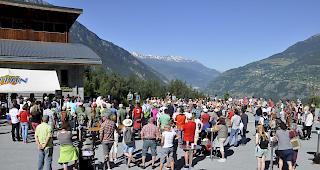 Die versammelten Helfer bei der Talstation der Rosswaldbahn.