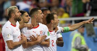Jubelpose von Granit Xhaka: der doppelk&ouml;pfige Adler ziert die Flagge Albaniens. Serbien anerkennt den Kosovo nicht als eigenst&auml;ndiges Land.&nbsp;