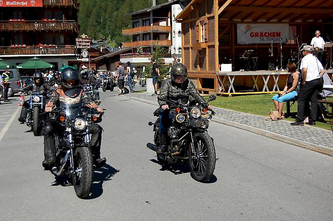 Mehr als 50 Harley-Fahrer sind anlässlich des Sommerauftakts 2018 von den Besuchern auf dem Grächner Dorfplatz empfangen worden.