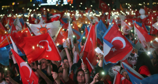 Wahlresultat. Gem&auml;ss offiziellen Angaben hat Recep Tayyip Erdogan fast 53 Prozent der Stimmen bekommen und die Wiederwahl damit schon im ersten Durchgang geschafft. Kontrahent Muharrem Ince kam auf 31 Prozent.