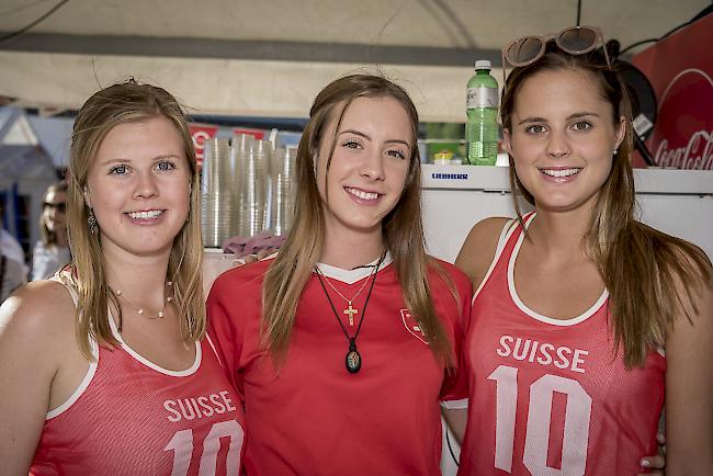 Katia (23) und Lara Oberholzer (18), Brigerbad, Annie Studer (23), Visperterminen.