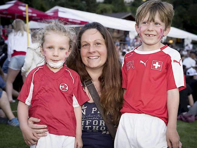 Cornelia (37), Tim (6) und Ronja Carlen (4), Glis.