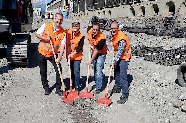 Spatenstich. Von links: Emil Pfammatter, Leiter Zugbereitstellung Region Bern-Wallis, Sabine Gutzwiller, Bauherrenvertreterin bei SBB Immobilien, Christof Weltert, Produktionsleiter Instandhaltung Brig und Projektleiter Stefan Imboden.