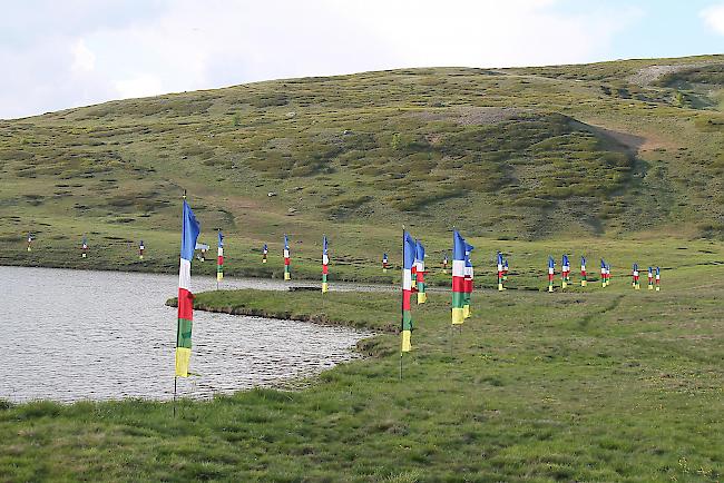 Idyllisch. Rund um den Gibidumsee flattern hundert Fahnen im Wind.