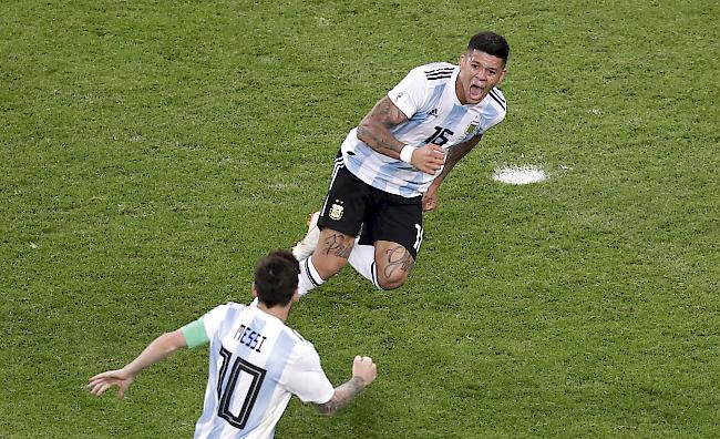 2:1-Torschütze Marcos Rojo (oben) jubelt mit Lionel Messi über das späte Siegtor.