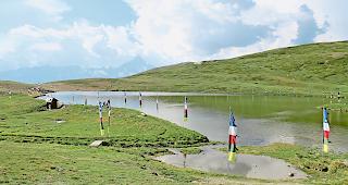Idyllisch. Rund um den Gebidumsee flattern hundert Fahnen im Wind.Fotos WB