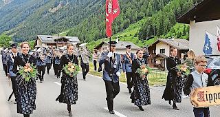 Letzte Kl&auml;nge. Die gastgebende Musikgesellschaft &laquo;Alpenrose&raquo; beim Einmarsch. Foto ZVG