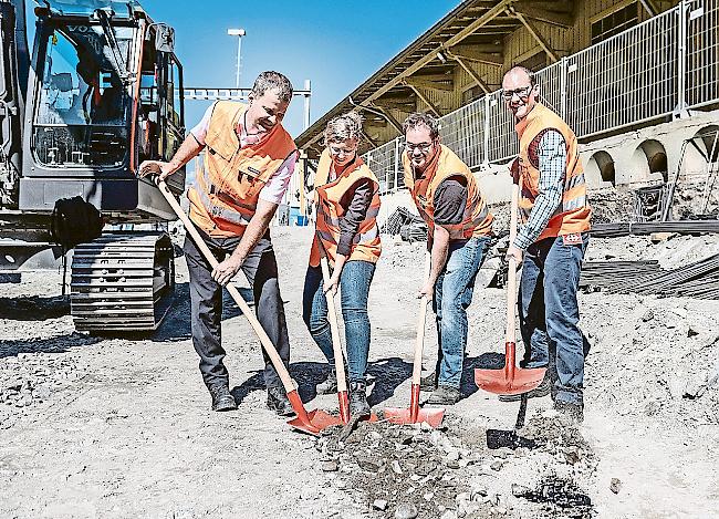 Spatenstich. Von links: Emil Pfammatter, Leiter Zugbereitstellung Region Bern-Wallis, Sabine
Gutzwiller, Bauherrenvertreterin bei SBB Immobilien, Christof Weltert, Produktionsleiter Instand-
haltung Brig, und Projektleiter Stefan Imboden.