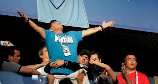 Bizarr. Diego Maradona sorgte beim Spiel zwischen Nigeria und Argentinien auf der Trib&uuml;ne f&uuml;r ein trauriges Spektakel. W&auml;hrend der Partie erleidet er einen Kreislauf-Zusammenbruch.