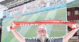 Pfarrer Christoph Gysel vor der Leinwand des Public Viewing in Saas-Grund.