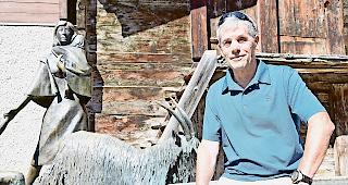 Hermann Allet vor dem &laquo;Geisstrog&raquo; in Leukerbad.