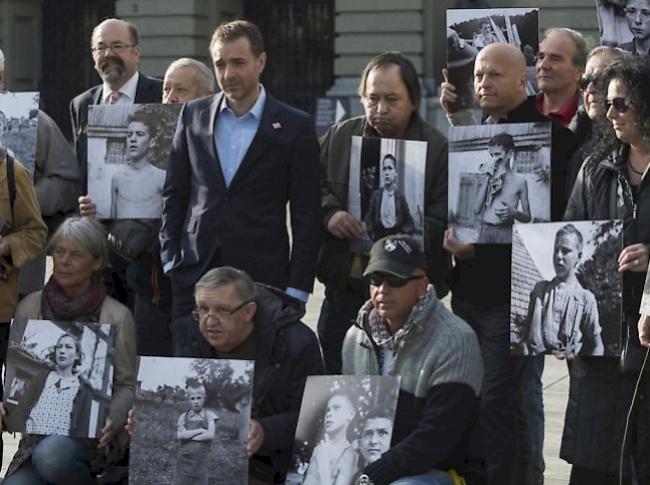 Solidaritätsbeitrag. Ehemalige Verdingkinder und Opfer von fürsorgerischen Massnahmen posieren vor dem Bundeshaus. (Archivbild)