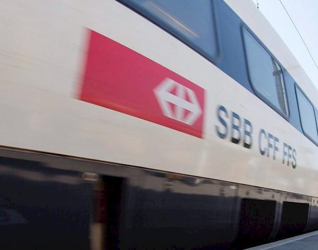 Ein 73-jähriger Mann ist am Sonntagmorgen beim Bahnhof Effretikon ZH aus noch ungeklärten Gründen unter einen Zug geraten.