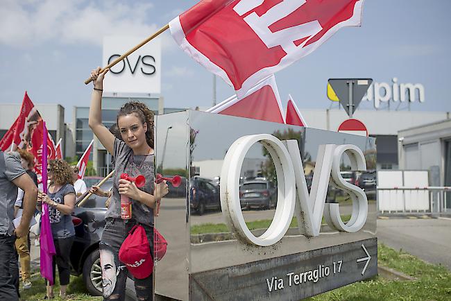 Klare Forderung. Eine Delegation von rund 50 Verkäuferinnen von OVS Schweiz hat sich nach Venedig Mestre begeben, um zu Protestieren und von der internationalen Gruppen einen Sozialplan zu fordern. Foto