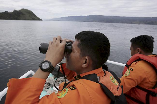 Erfolglos. Die Einsatzkräfte haben die Suche nach der am 18. Juni vor der Insel Sumatra gesunkenen Fähre eingestellt.. Foto