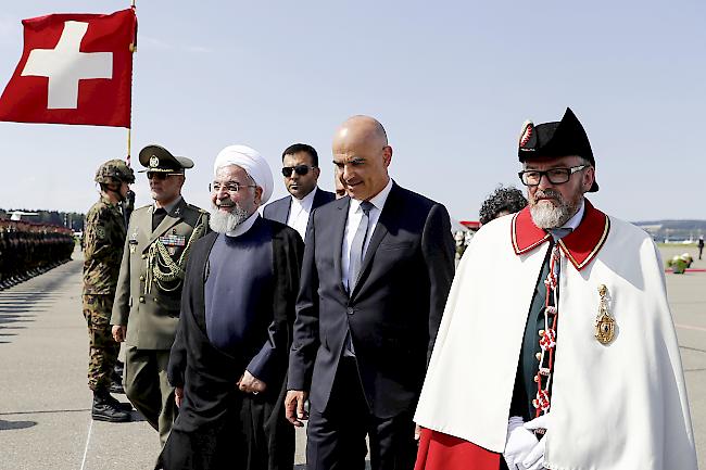 Ankunft. Der iranische Präsident Hassan Ruhani ist am Montagnachmittag zu einem offiziellen Besuch in der Schweiz eingetroffen. Er wurde am Flughafen Zürich von Bundespräsident Alain Berset mit militärischen Ehren empfangen. Foto