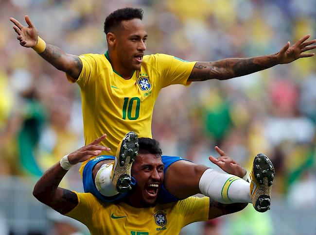 In Jubelpose. Dank eines 2:0-Sieges über Mexiko steht Brasilien mit Superstar Neymar im Viertelfinal der Fussball-WM in Russland.