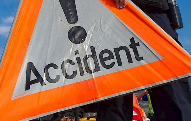 Selbstunfall. Am Montagnachmittag kam auf der Kantonsstrasse zwischen Visp und Raron ein Lenker eines Personenwagens von der Fahrbahn ab und kam im angrenzenden Strassengraben zum Stillstand.