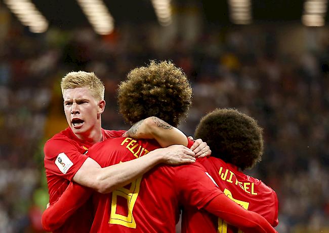 Die Belgier feiern das Tor von Fellaini.