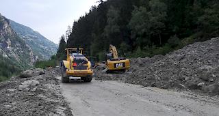 Grosse Baumaschinen. Gegen Mittag sollte die Strasse wieder frei sein.